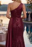 Glinsterende bordeauxrode zeemeermin met pailletten op één schouder lange galajurk met split