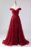 Glinsterend bordeauxrood off the shoulder Een lange baljurk met kralenkralen en cape