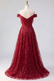 Glinsterend bordeauxrood off the shoulder Een lange baljurk met kralenkralen en cape