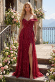 Glinsterend bordeauxrood off the shoulder Een lange baljurk met kralenkralen en cape