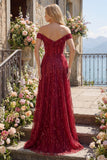 Glinsterend bordeauxrood off the shoulder Een lange baljurk met kralenkralen en cape