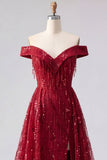 Glinsterend bordeauxrood off the shoulder Een lange baljurk met kralenkralen en cape