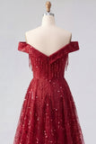Glinsterend bordeauxrood off the shoulder Een lange baljurk met kralenkralen en cape