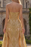 Glinsterende gouden strapless zeemeermin-galajurk met een drapering aan de zijkant