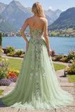 Strapless groene bloemen geborduurde A-lijn tule galajurk