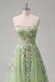 Strapless groene bloemen geborduurde A-lijn tule galajurk