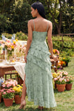Stoffige salie bloemen spaghetti bandjes met gerimpelde maxi jurk met split
