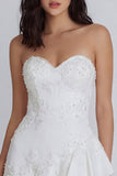 Ivory Sweetheart A-Line geappliqueerde kralenjurk met ruches