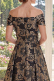 Een zwarte Jacquard Floral Mother of the Bride jurk met een lijn met off-shoulder