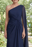 Chiffon marineblauw met één schouder gerimpelde moeder van de bruid jurk met capemouw