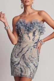 Glinsterende stoffige blauwe strapless kralenbeklede strakke korte cocktailjurk met ruches