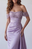 Sprankelende lichtpaarse off-the-shoulder schede formele jurk met slinger