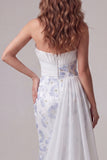 Lichtblauwe strapless bodycon gerimpelde, lange lange formele jurk met bloemen en sjerp