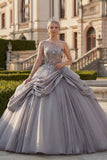 Lichtgrijs baljurk met één schouder gerimpeld geappliqueerd quinceañera-jurk