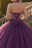 Donkerpaarse halterhals baljurk met kralenkleding en Quinceañera jurk met ruches