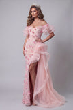 Roze roche, geraffde pageantjurk met een zijmantel met off-the-shoulder