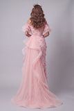 Roze roche, geraffde pageantjurk met een zijmantel met off-the-shoulder