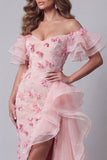 Roze roche, geraffde pageantjurk met een zijmantel met off-the-shoulder