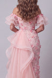 Roze roche, geraffde pageantjurk met een zijmantel met off-the-shoulder