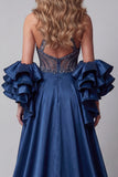 Glinsterende marineblauwe meermin-jurk met lange kralen en mantel