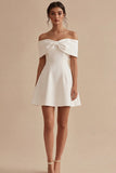 Witte Satijnen Off-the-shoulder satijnen korte afstudeerjurk met strik