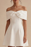Witte Satijnen Off-the-shoulder satijnen korte afstudeerjurk met strik