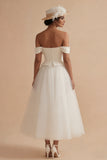 Witte off-the-shoulder A-lijn lange boho trouwjurk