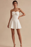 Witte A-lijn strapless korte afstudeerjurk met strik