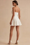 Witte A-lijn strapless korte afstudeerjurk met strik