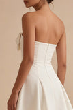 Witte A-lijn strapless korte afstudeerjurk met strik