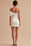 Witte minijurk met één schouder en een bodycon met strik