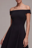 Een lijn-midi off-shoulder klein zwart jurkje