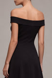 Een lijn-midi off-shoulder klein zwart jurkje