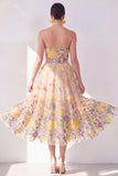 Abrikozen, strapless A-lijn tule geborduurde bloemen midi jurk