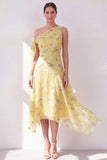 Een A-lijn geel chiffon asymmetrische midi bloemenjurk met één schouder A-lijn