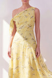 Een A-lijn geel chiffon asymmetrische midi bloemenjurk met één schouder A-lijn
