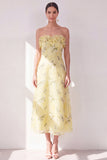 Gele A-lijn strapless chiffon met ruches midi bloemenjurk