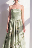 A-lijn satijn saliegroen bloemen strapless gerimpelde lange bruidsmeisjesjurk