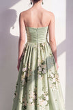 A-lijn satijn saliegroen bloemen strapless gerimpelde lange bruidsmeisjesjurk
