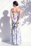 Blauwe bloemen met ruches en een lijn cowl hals bruidsmeisjesjurk