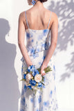 Blauwe bloemen met ruches en een lijn cowl hals bruidsmeisjesjurk
