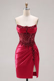 Strapless satijnen bordeauxrood gerimpeld doorschijnend korset met kralenversierde homecoming jurk met split