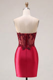 Strapless satijnen bordeauxrood gerimpeld doorschijnend korset met kralenversierde homecoming jurk met split