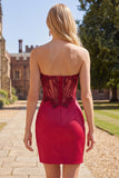 Strapless satijnen bordeauxrood gerimpeld doorschijnend korset met kralenversierde homecoming jurk met split