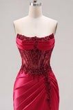 Strapless satijnen bordeauxrood gerimpeld doorschijnend korset met kralenversierde homecoming jurk met split