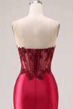 Strapless satijnen bordeauxrood gerimpeld doorschijnend korset met kralenversierde homecoming jurk met split