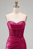 Bordeauxrode satijn gerimpelde, met kralen versierde sweetheart korset Homecoming Dress met split