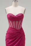 Bordeauxrode satijn gerimpelde, met kralen versierde sweetheart korset Homecoming Dress met split