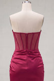 Bordeauxrode satijn gerimpelde, met kralen versierde sweetheart korset Homecoming Dress met split