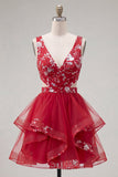 Rood gerimpeld bloemen met korte homecomingjurk met ruches